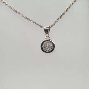 Dije con cadena