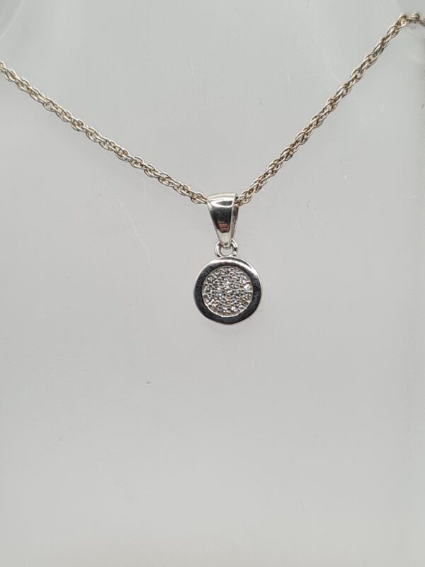 Dije con cadena