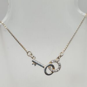 Dije con cadena
