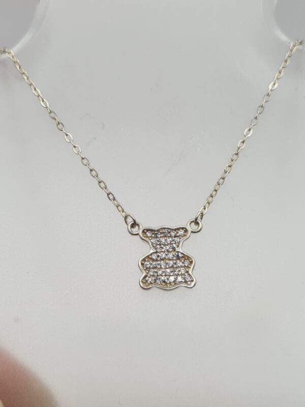 Dije con cadena