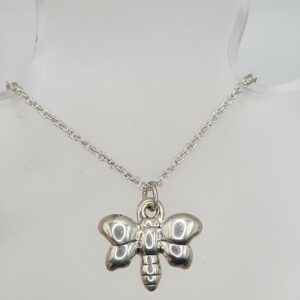 Dije con cadena