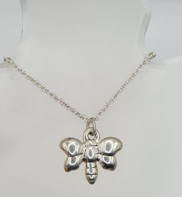 Dije con cadena