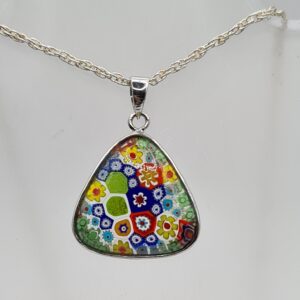 Dije con cadena
