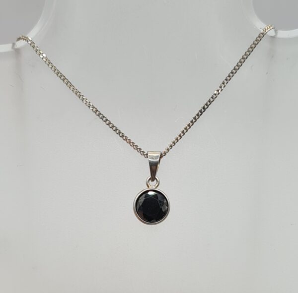 Dije con cadena