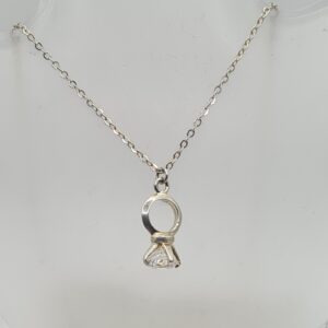 Dije con cadena