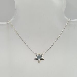Dije con cadena