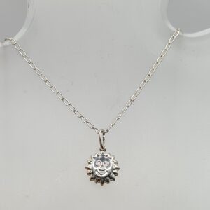 Dije con cadena