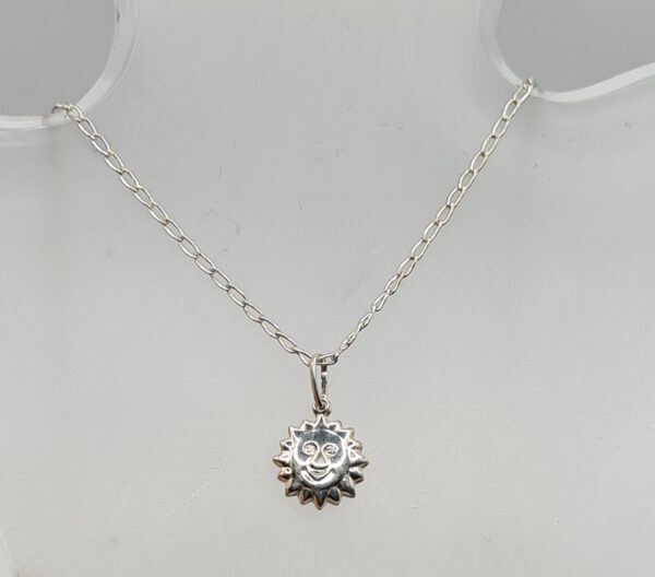 Dije con cadena