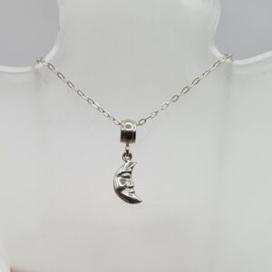 Dije con cadena