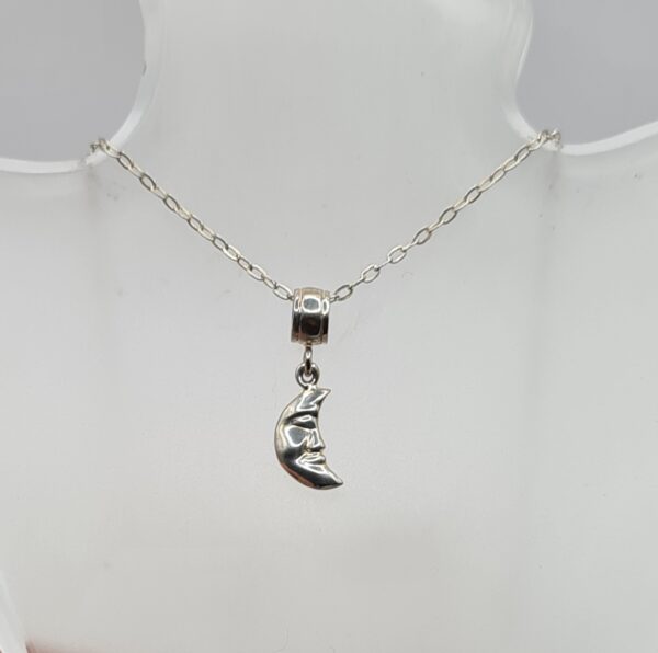 Dije con cadena