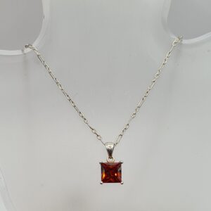 Dije con cadena