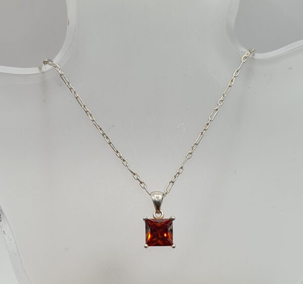 Dije con cadena