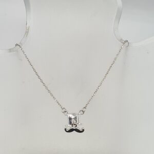 Dije con cadena