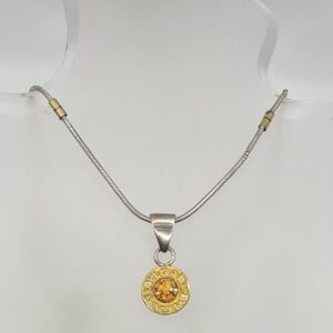 Dije con cadena
