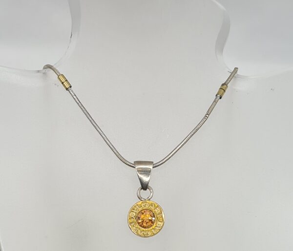 Dije con cadena