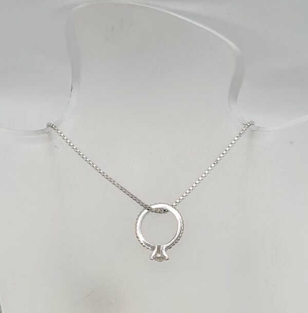 Dije con cadena