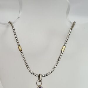 Dije con cadena