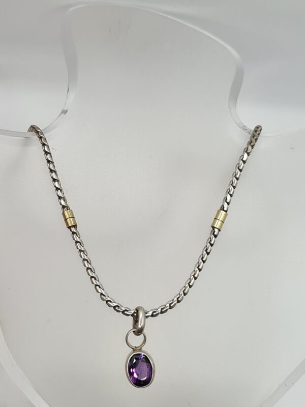 Dije con cadena