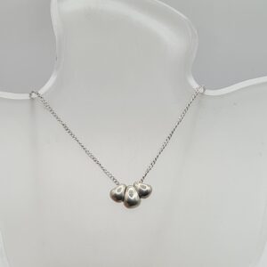 Dije con cadena
