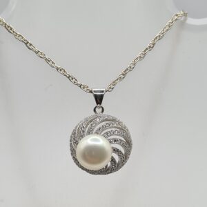 Dije con cadena