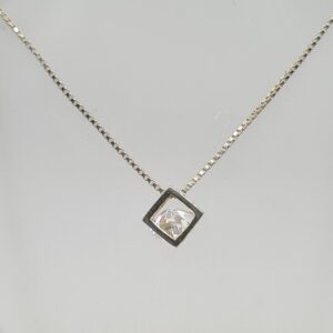 Dije con cadena
