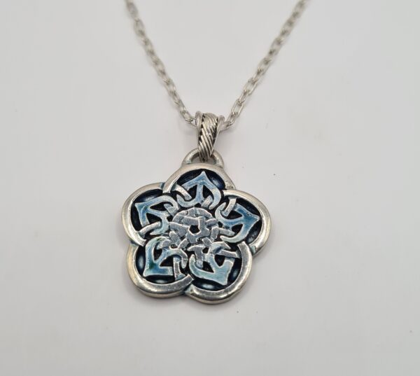 Dije con cadena
