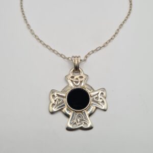 Dije con cadena