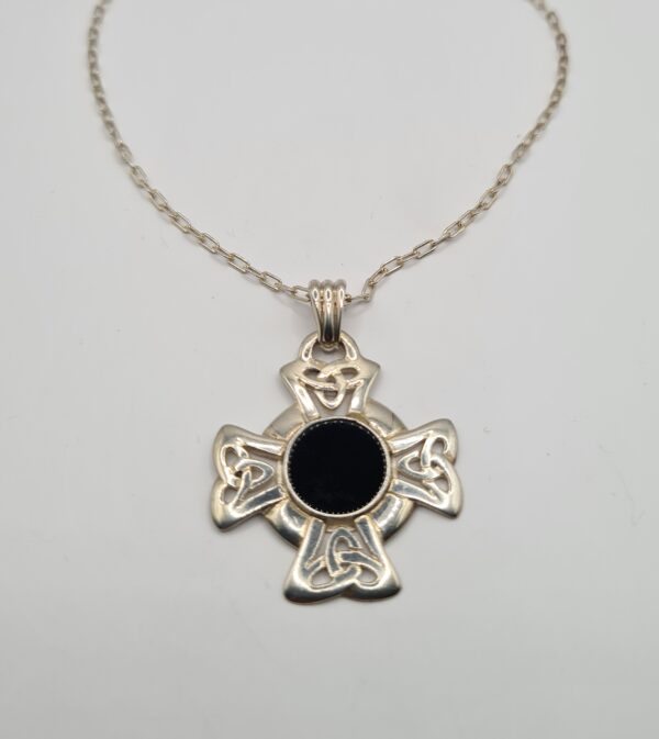 Dije con cadena