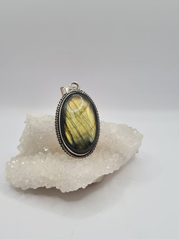 Dije plata y piedra